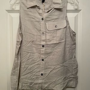 Women’s sleeveless button up blouse-gray
